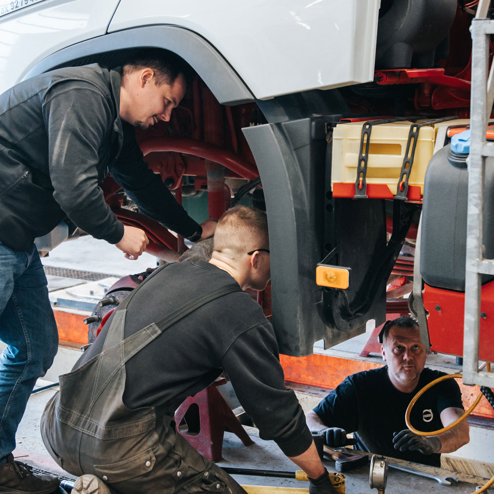 Mitarbeiter arbeiten zusammen