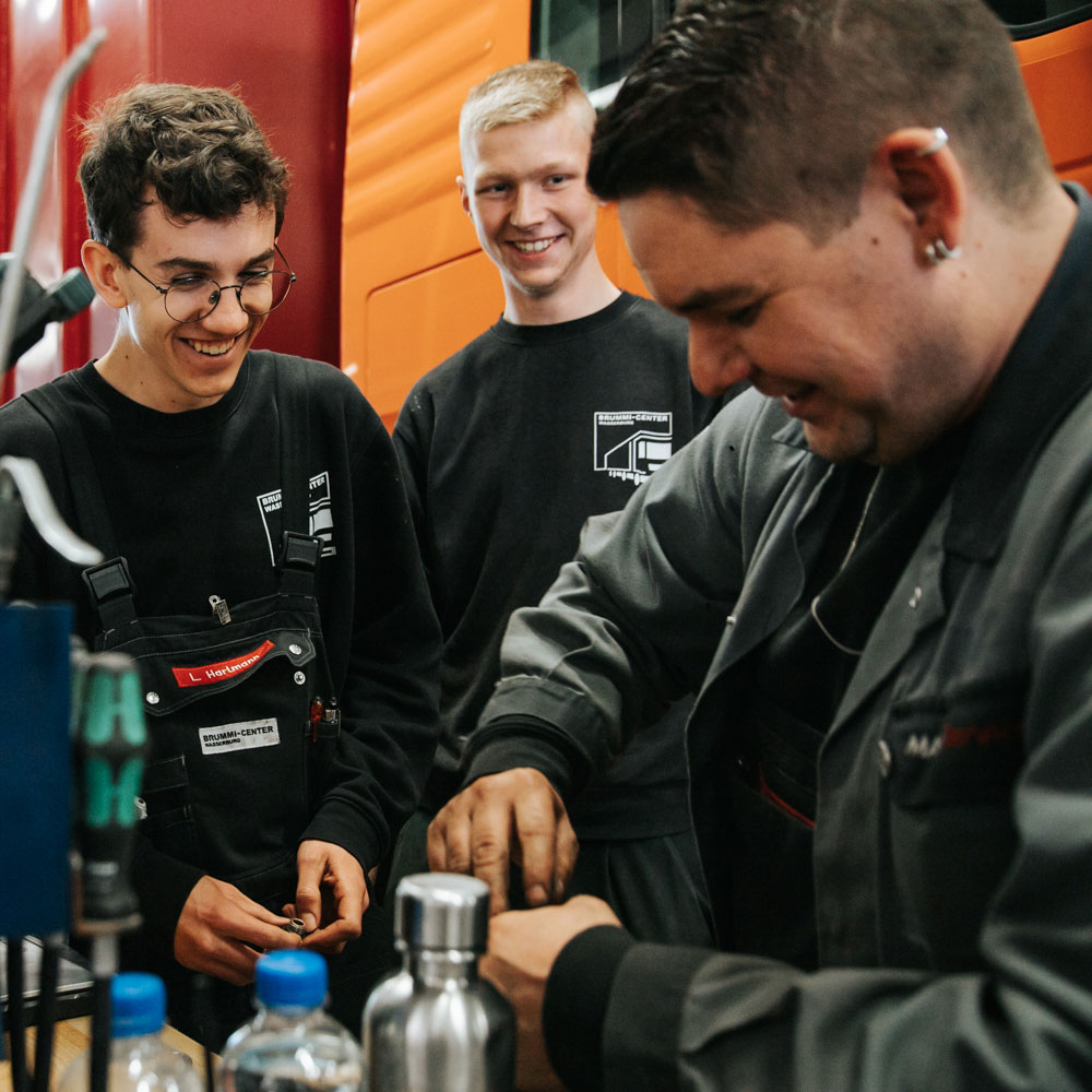 Brummi Center Mitarbeiter in der Werkstatt