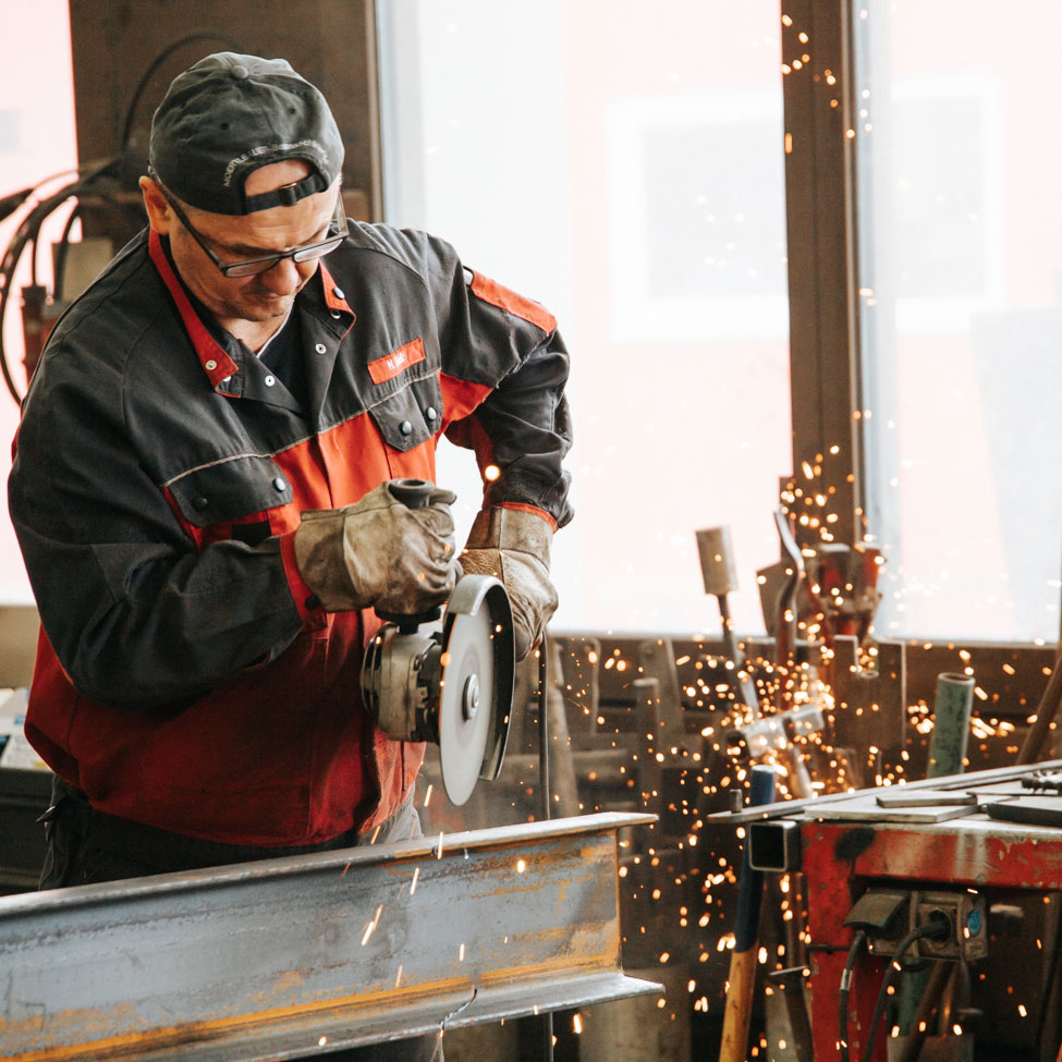 Brummi Center Mitarbeiter in der Werkstatt