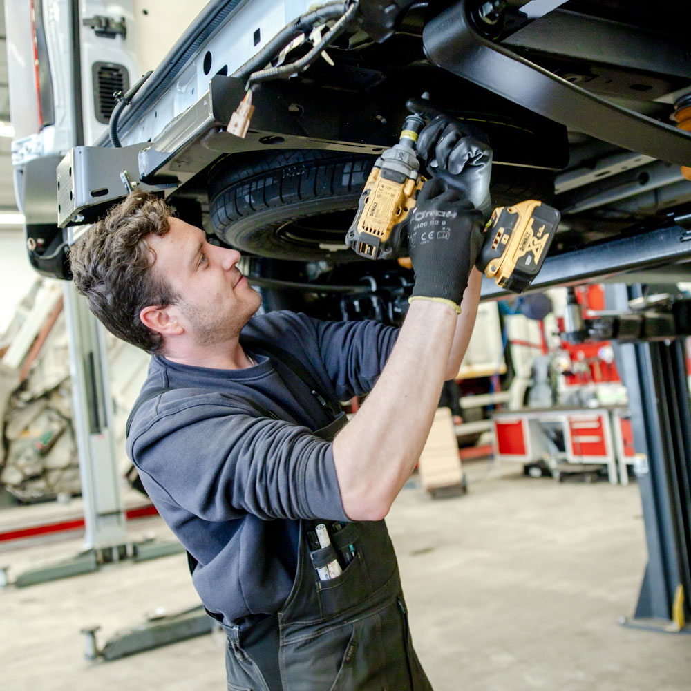 Brummi Center Mitarbeiter in der Werkstatt