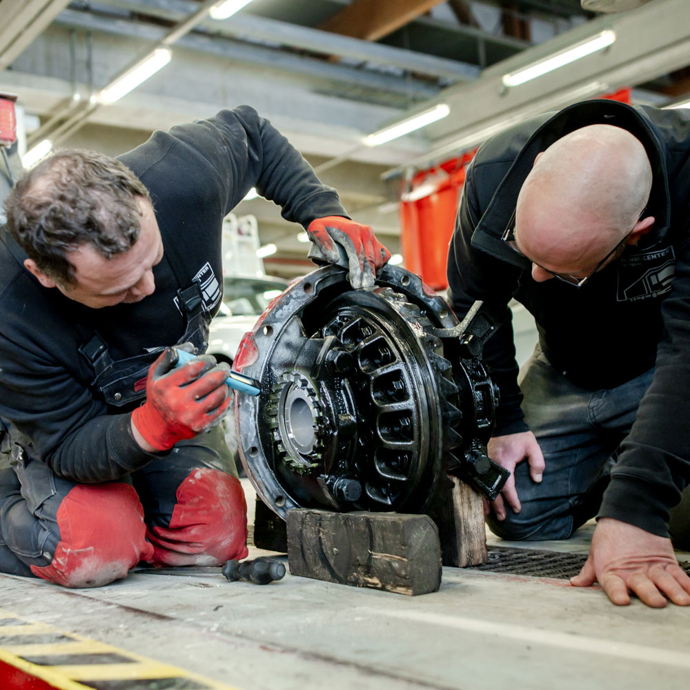Brummi Center Mitarbeiter in der Werkstatt